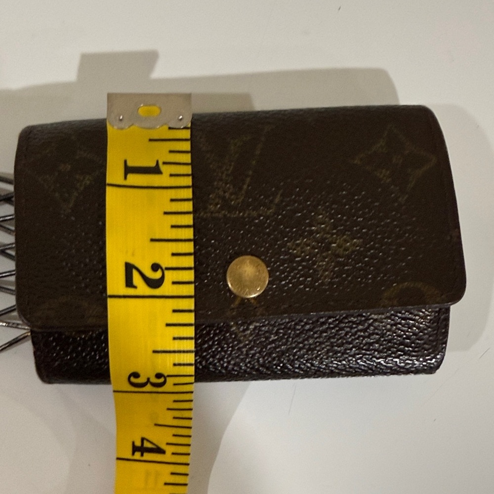 Louis Vuitton Authentic Key-Holder Louis Vuitton Unisex Key-Chain - Picture 14 of 14